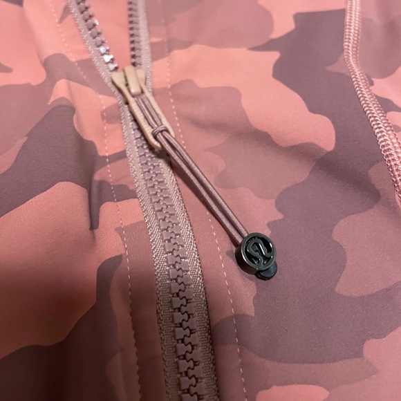 LIKE NEW Lululemon Define Jacket NULUX
Heritage 365 Camo Brier Rose Multi - Picture 8 of 9